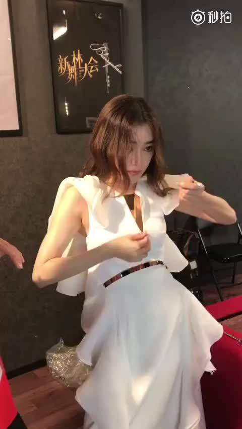 秦岚参加活动 衣服给的实在是太深v 直接现场缝上 她真的太全能啊