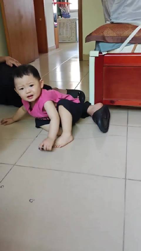 一岁半萌娃喊博博，春晚后仍迷王一博
