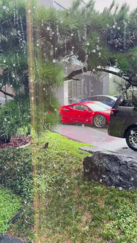 雨天配上红色跑车，这不就对了！