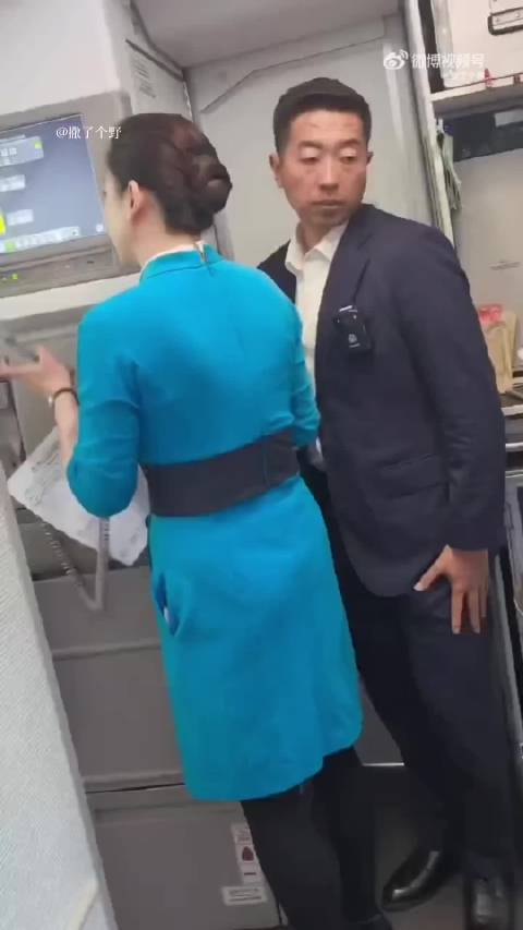 徐璐外貌变化引注意，空姐开始帮拎箱子