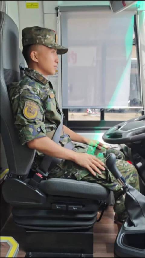 每天一个小技能——今天我们开始学习军用客车驾驶（熊明琦 马海啸）