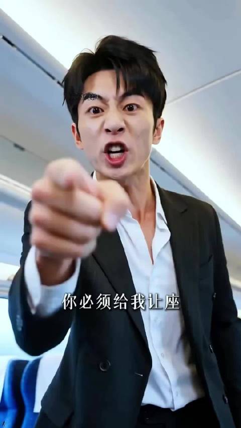 男人占着自己老婆是孕妇，逼着女人让座