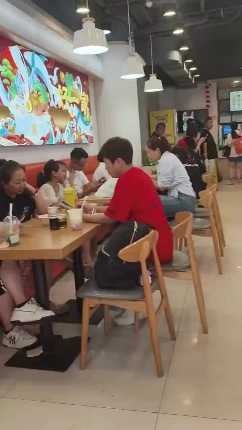任嘉伦推荐后青岛牛肉粉馆座无虚席，店主发视频感慨