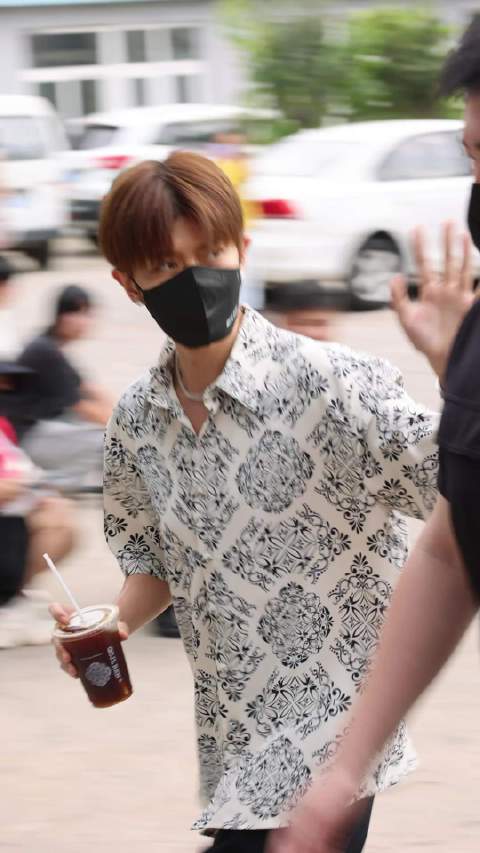 260811周大生直播上班