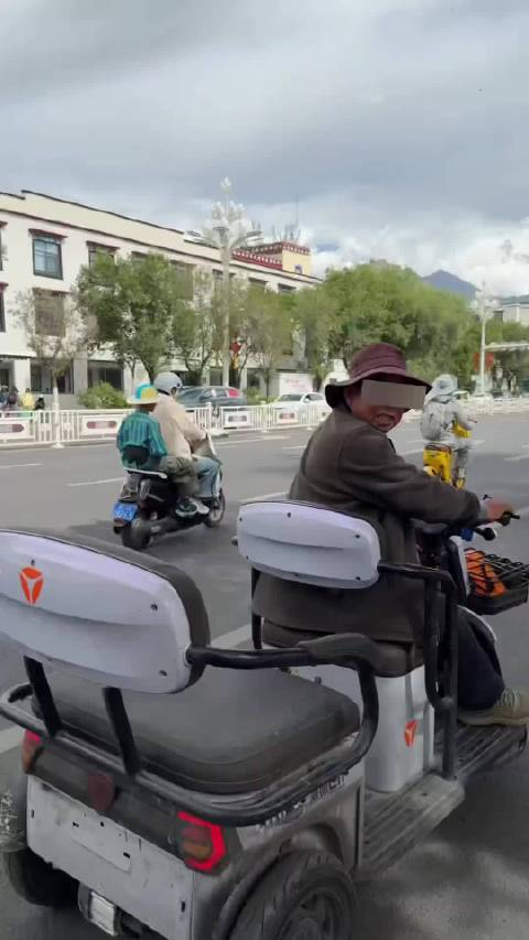 博主拉萨街头打表出租车，讨价还价拉钩环游阿里大环线