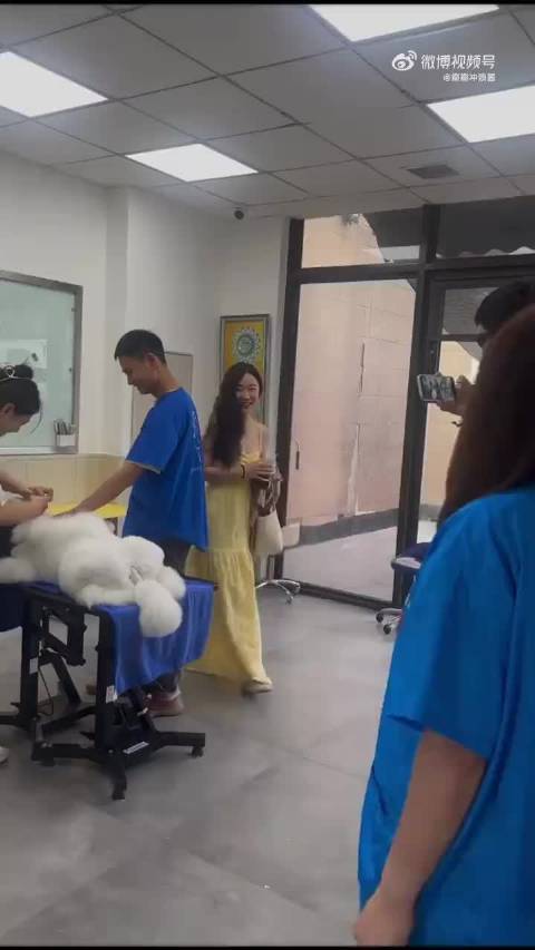 宠物医院偶遇霍思燕 杜江夫妇，杜江默默躲在后面一脸宠溺的看着媳妇