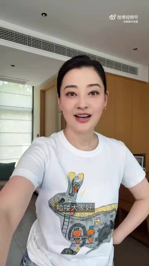 演员梅婷，绝对是家里的团宠！老公和儿女一起画了一件衣服送她当生日礼物