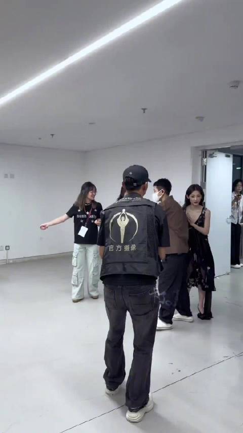 张子枫也太瘦了，一时分不清是宋祖儿还是张子枫