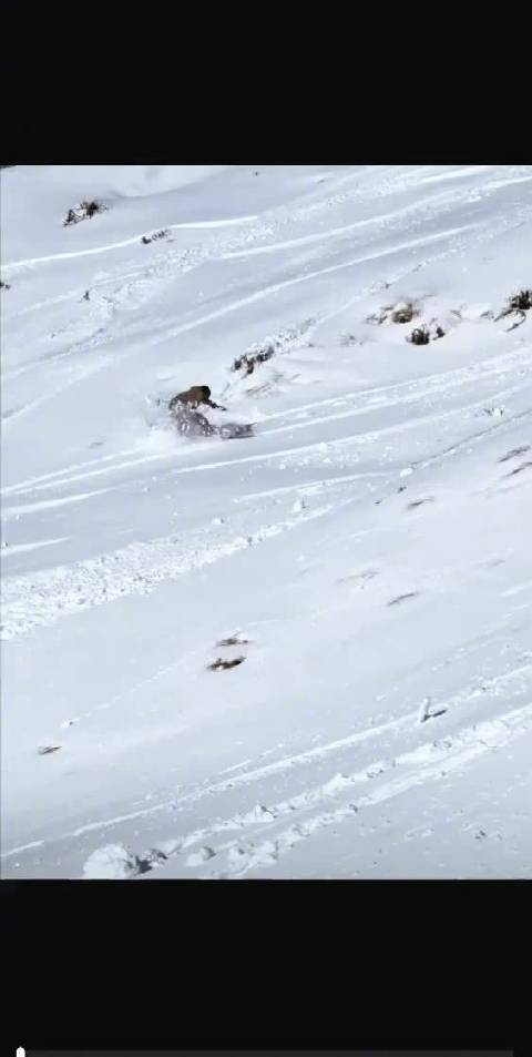 滑雪摔的那一下动静还不小，滑雪也要注意安全哦！
