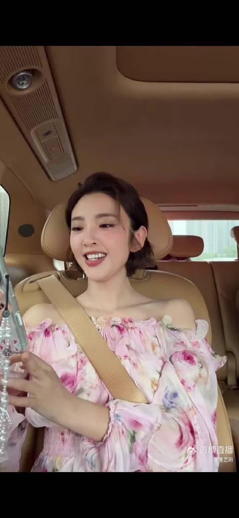 唐艺昕直播被粉丝喊妈妈 愣住后温柔笑