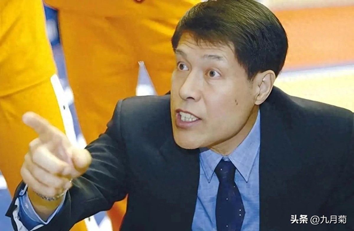 曾率队拿下CBA总冠军，如今在浙江当教练，一家三口生活很低调