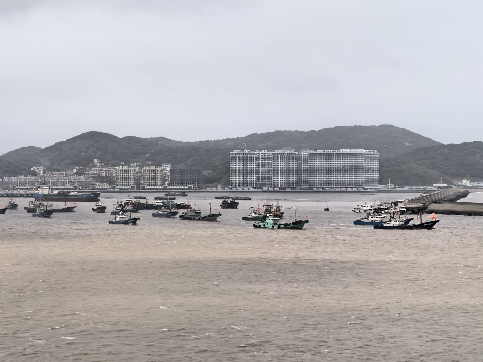 海事部門保障專項特許捕撈漁船從嵊泗中心漁港揚帆開捕。舟山海事局供圖