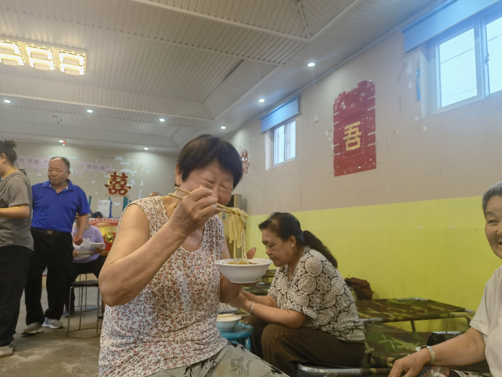 安置點就設置在大禮堂。新京報記者 周懷宗 攝