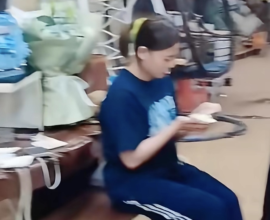 太孝顺！19岁全红婵回老家给父亲过生日 暴瘦14斤后偷吃蛋糕 小吃货