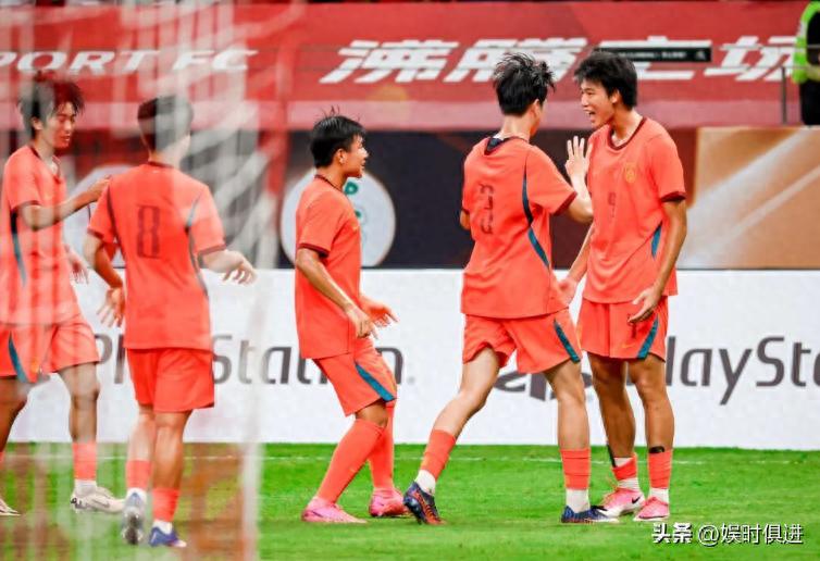 央视十佳球榜首！1V4穿裆挑射，U17小孩哥单挑阿森纳整条防线