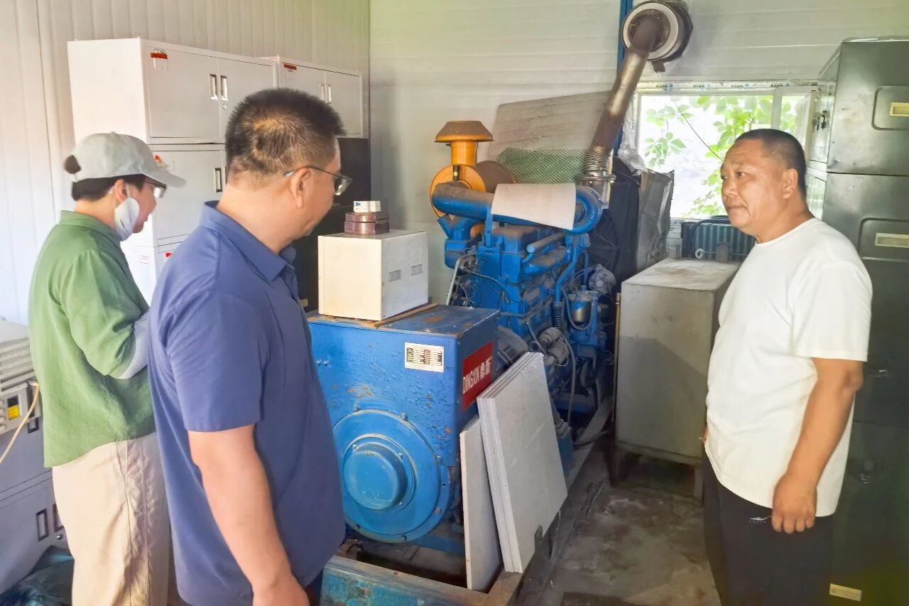 區城管委工作人員到景泰路雨水泵站、龍潭西湖雨水泵站和龍潭閘等處檢查。東城區供圖