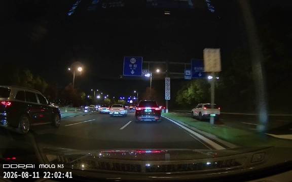 智能驾驶变道先压线后打灯，逼后车急刹