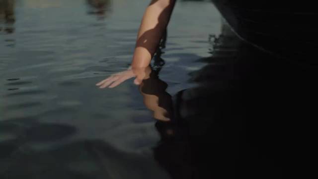 渔家少女艾拉发现沉船遗迹，开启探秘守护之旅