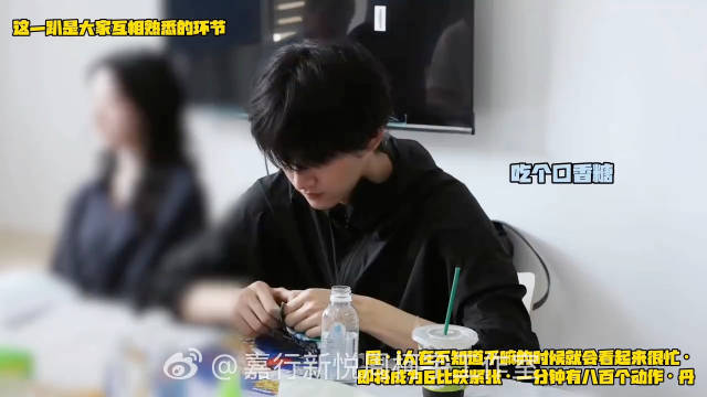此视频里有个黑衣男很忙：手忙 嘴忙 头发忙 眼珠子也忙