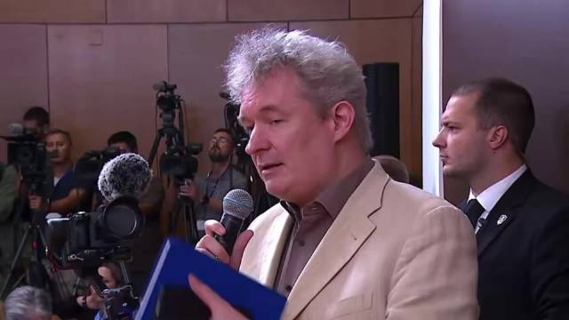 法兰克福汇报记者问泽连斯基如何杀死更多俄人，其祖父为纳粹军官
