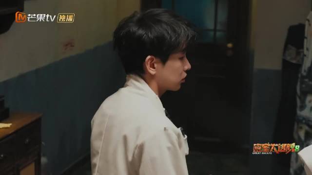 谢娜惊喜做客宿舍，小丁放松玩闹氛围欢快
