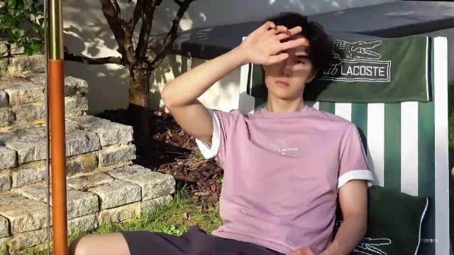 万物灰暗之际，你站在有光进来的地方