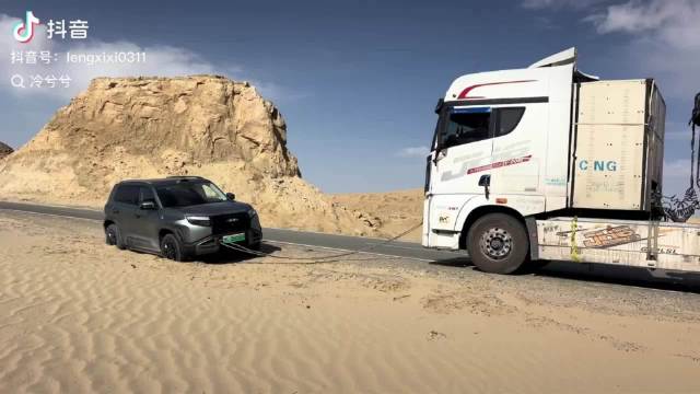 普通四驱SUV离公路进沙地易陷车，硬派越野需放气脱困