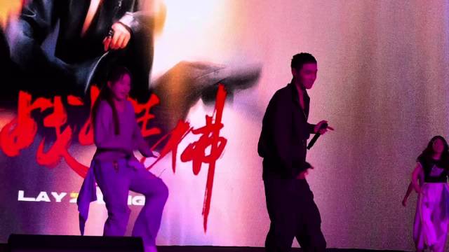 张艺兴与粉丝舞蹈PK，balance理念被粉丝落实