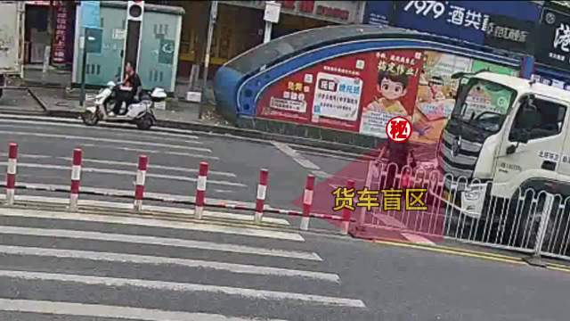 行人大货车前穿行 被卷入货车底