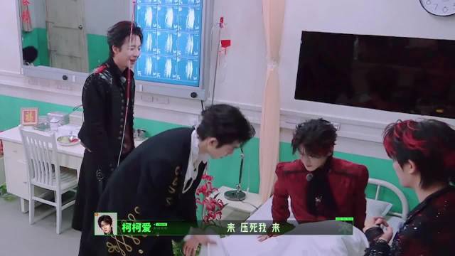 这大个子4个人躺一张床上 哪个人想的
