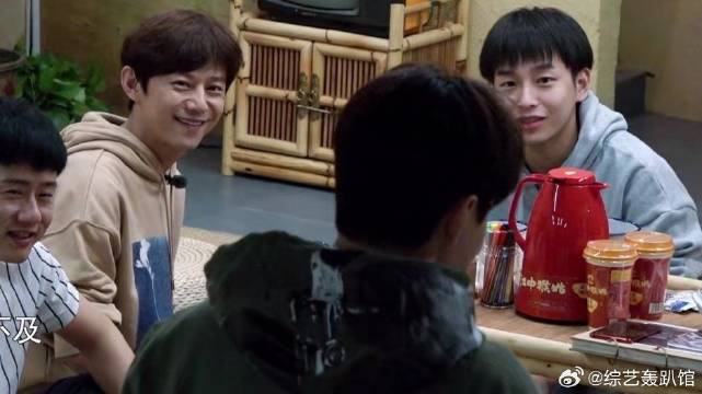 刘宪华拉小提琴，被女嘉宾夸闪闪发光，黄磊：他也就剩这点光了