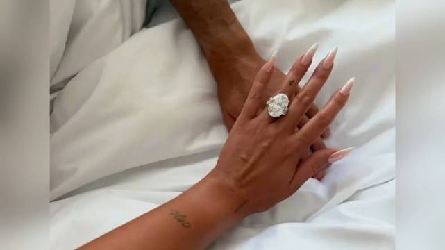 C罗与乔治娜订婚周年日完婚，5个孩子见证