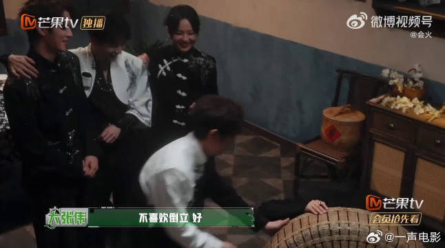 张真源获NPC妈妈撑腰，密逃名场面好萌