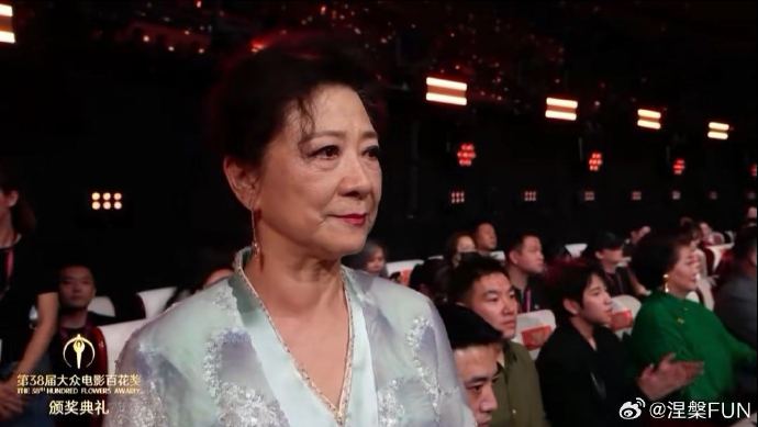 王骁获百花奖男配，母亲王馥荔台下泪崩