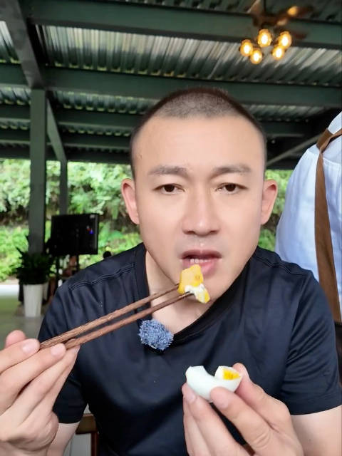聂远吃家乡美食贵州烙锅