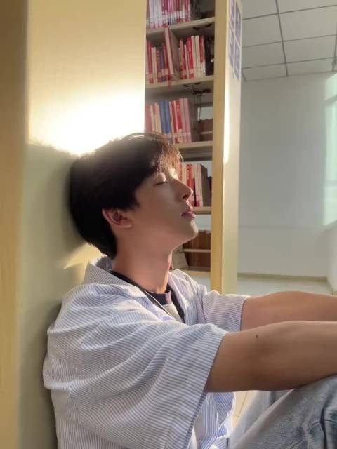 大锤生日3月7日，双鱼座ESFP身高183，爱好唱歌拍照游泳