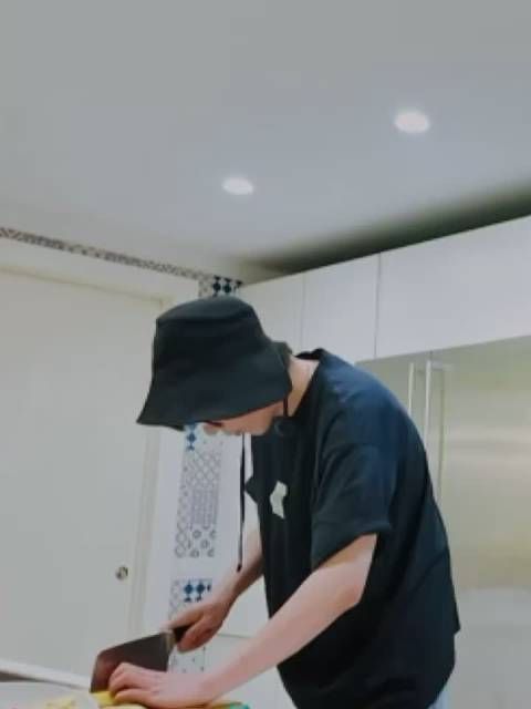 刘宇宁沉浸式做饭 看着很好吃的样子