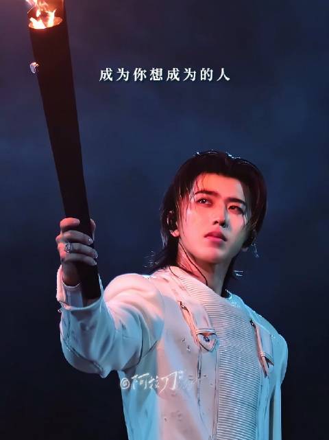 他心里携着火焰 带着我们走了很久 . .
