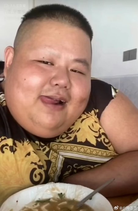 花小龙带何与硬核自律,明星体能挑战全网围观 花小龙带何与硬核自律,明星体能挑战全网围观