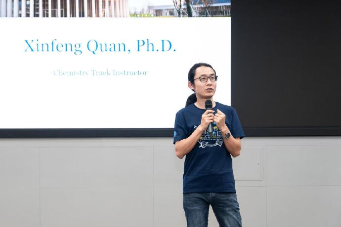 权新峰重读硕士对家庭和儿子教育有何影响？