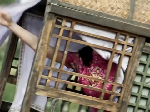 大脚哥见着旗袍美女，在媳妇面前竟然装作不认识
