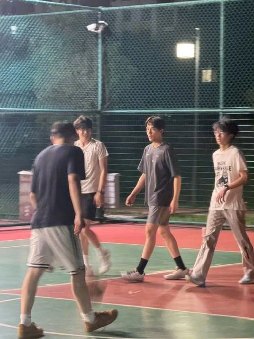 偶遇王安宇小县城打球！湿发素颜少年感拉满