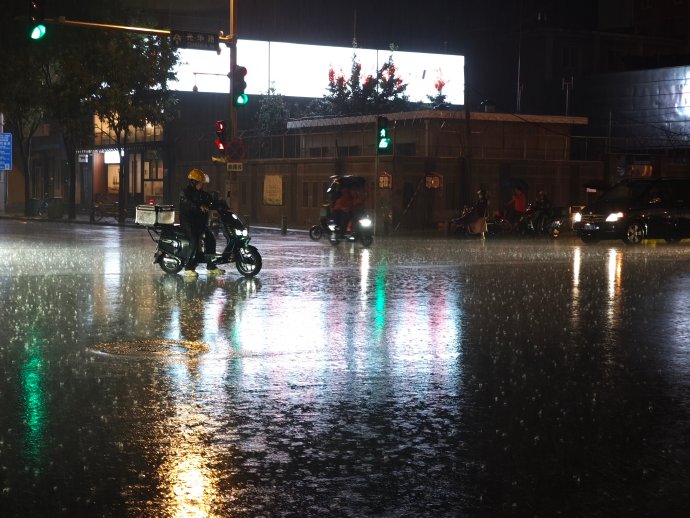 北京雨情期间,行人外出遇到积水该如何自救? 北京雨情期间,行人外出遇到积水该如何自救?