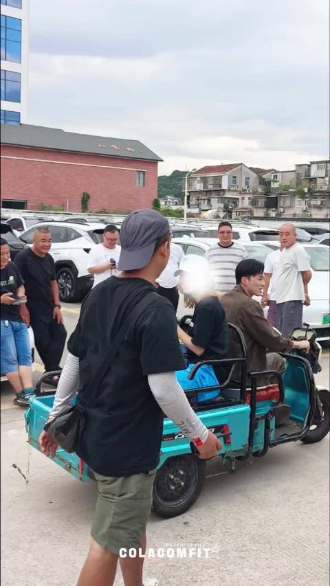 叶祖新堵车开三轮载助理赶拍戏