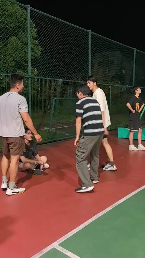 最容易偶遇王安宇的地方：球场