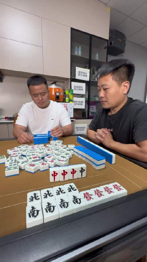 这麻将局笑料拉满，杠上自摸还被电钻“威胁”