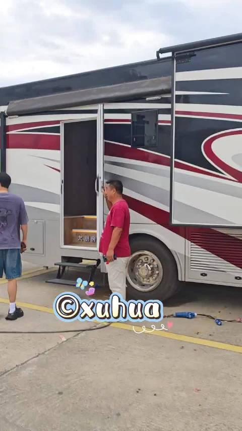 叶祖新开三轮车比四个轮子还溜