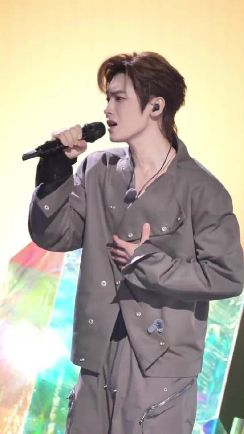 我居然能在那么动听的歌声里看到如此帅得惊为天人的脸，真绝了 侯明昊