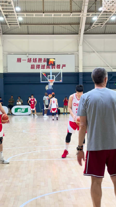 国家队老面孔回归，胡明轩出现在今天中国男篮的公开训练中