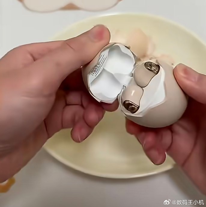 丢半年的耳机竟被奶奶当鸡蛋蒸了